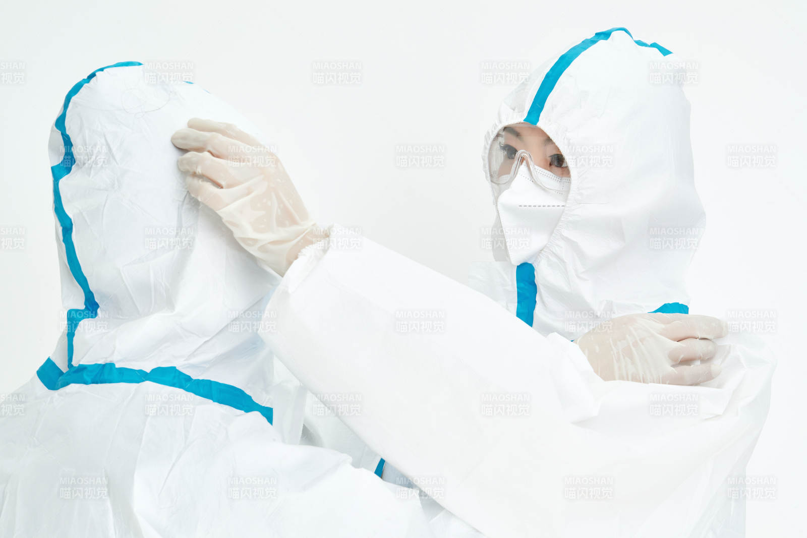 穿白色防护服佩戴护目镜口罩的女性医疗人员图片