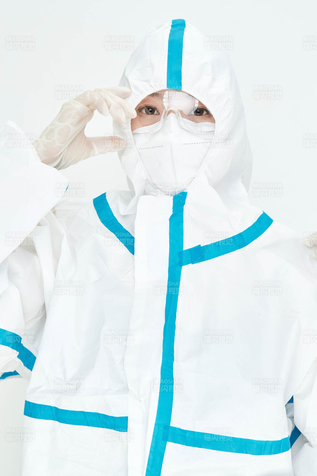 穿白色防护服佩戴护目镜口罩的女性医疗人员图片