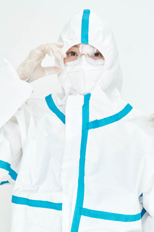 穿白色防护服佩戴护目镜口罩的女性医疗人员图片