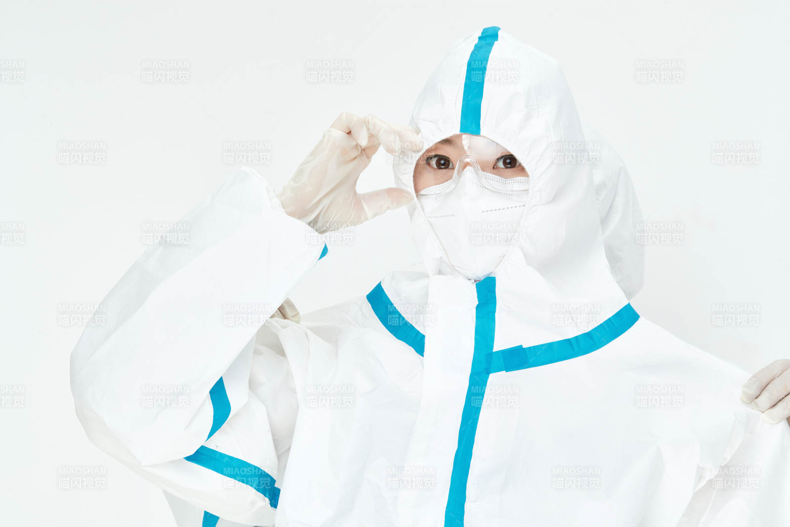 穿白色防护服佩戴护目镜口罩的女性医疗人员图片