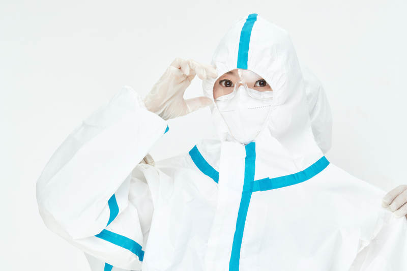 穿白色防护服佩戴护目镜口罩的女性医疗人员图片