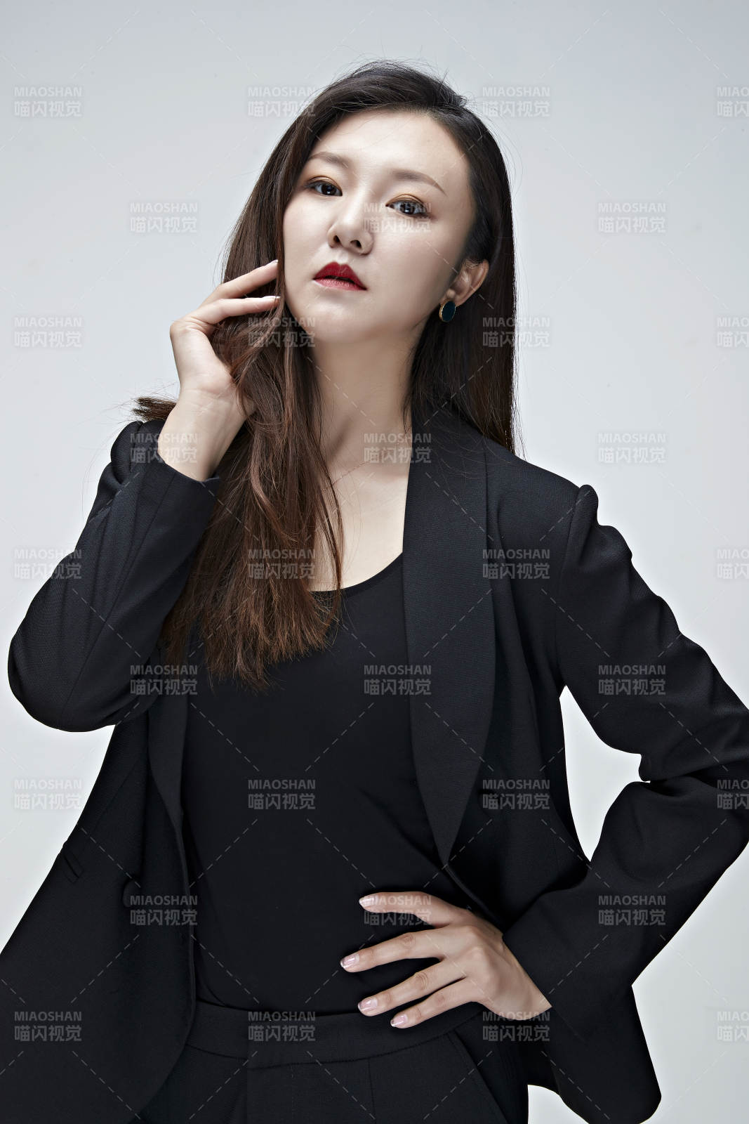 影棚拍摄白色背景亚洲年轻女性商务人像图片