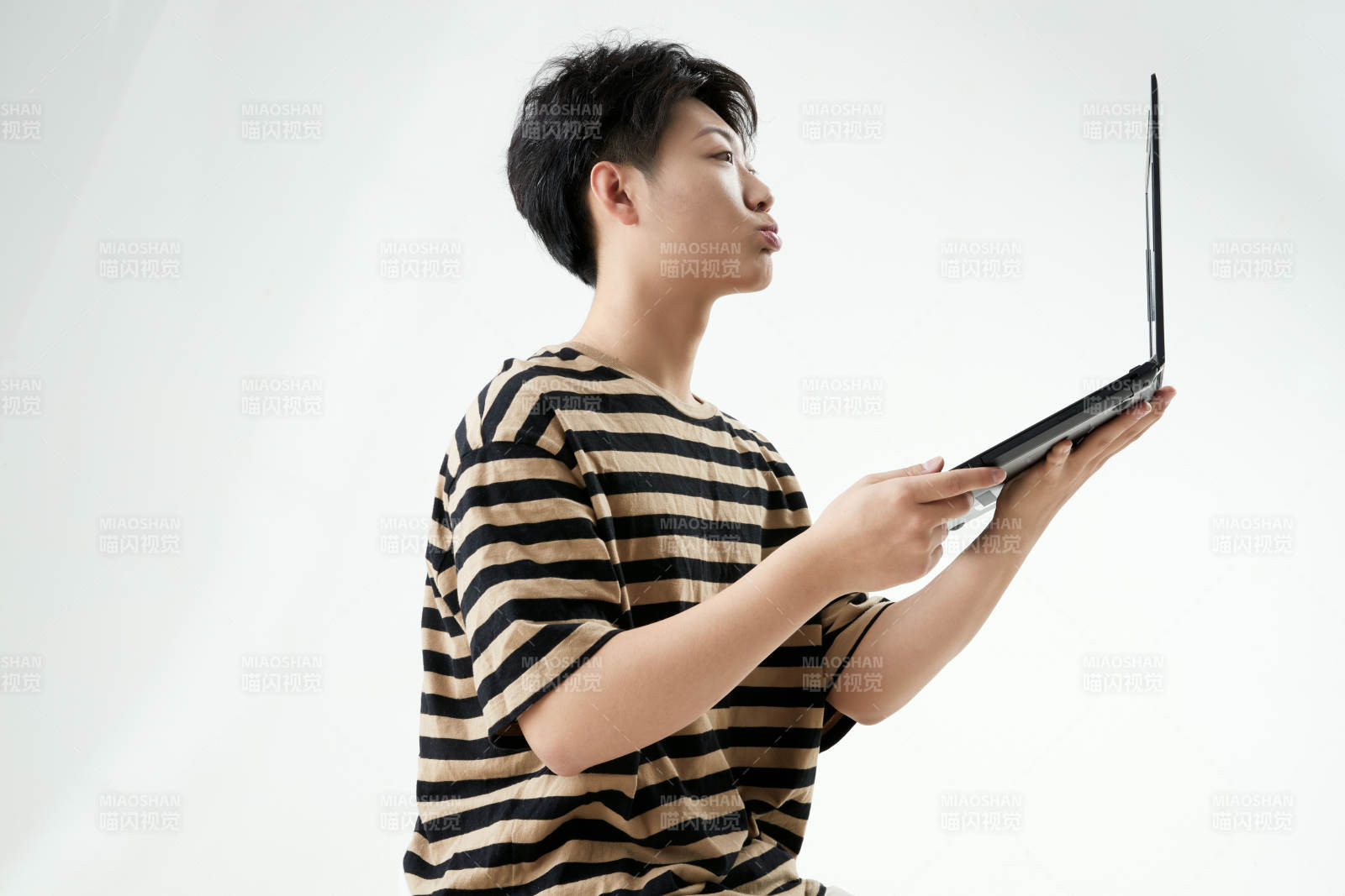 沉浸在网络恋爱世界的青年男子图片