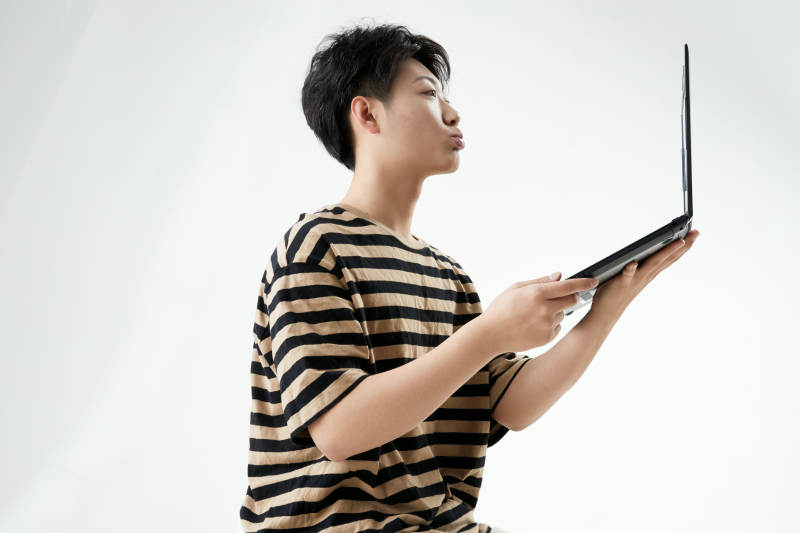 沉浸在网络恋爱世界的青年男子图片