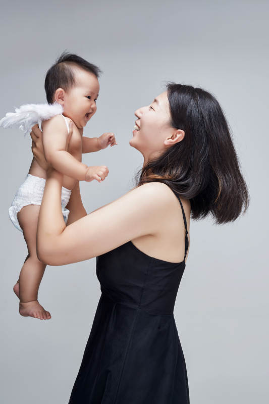 妈妈陪伴宝宝快乐的玩耍图片