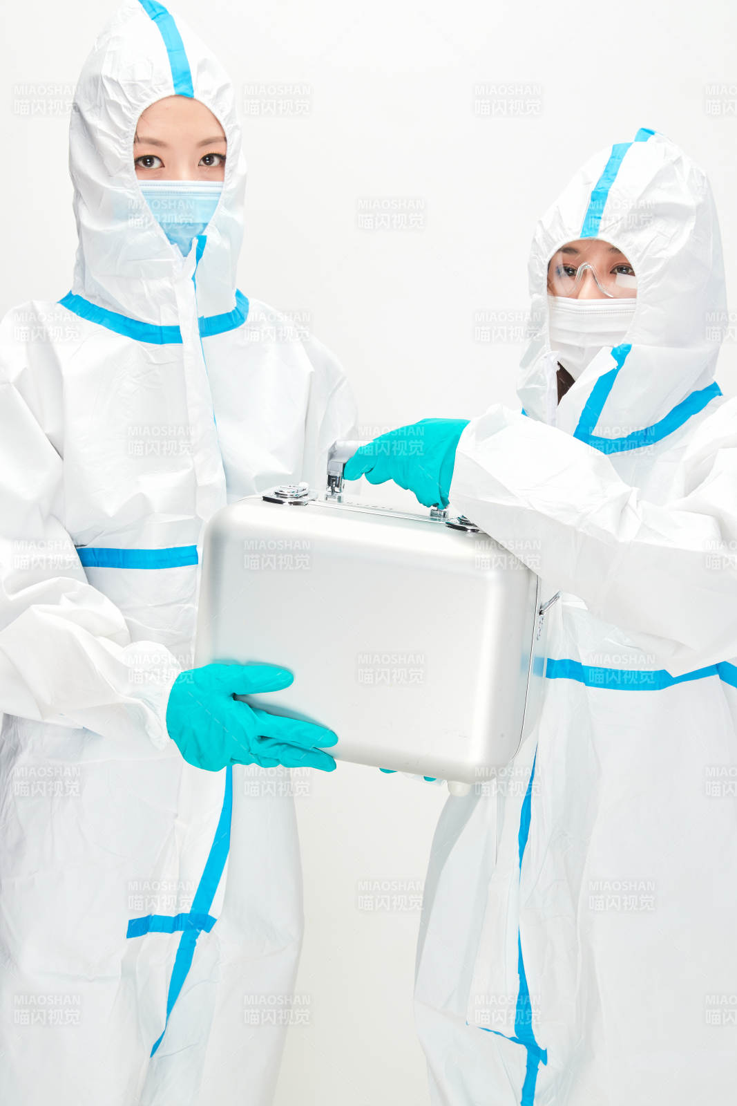 穿白色防护服佩戴护目镜口罩的防疫人员图片