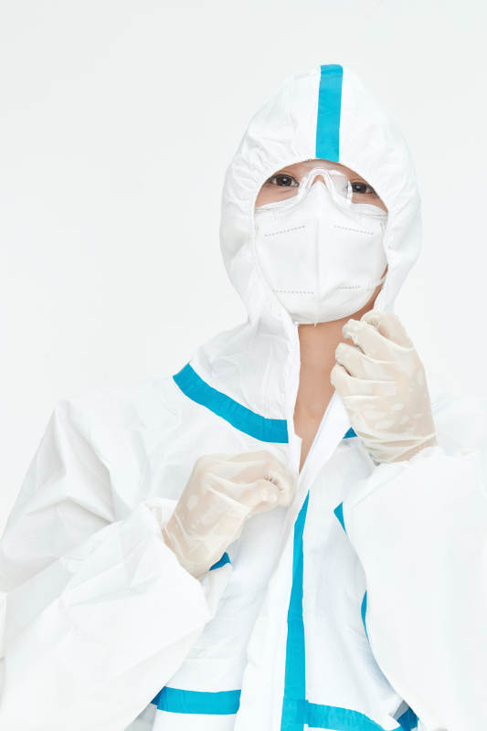 穿白色防护服佩戴护目镜口罩的女性医疗人员图片