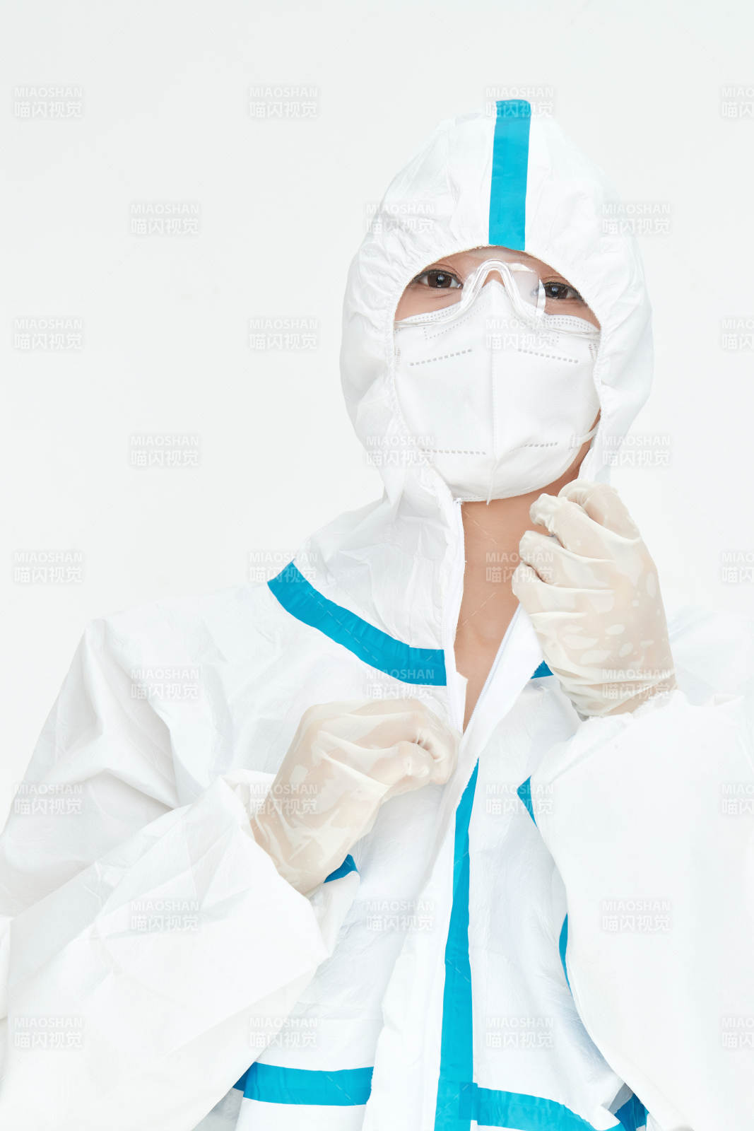 穿白色防护服佩戴护目镜口罩的女性医疗人员图片