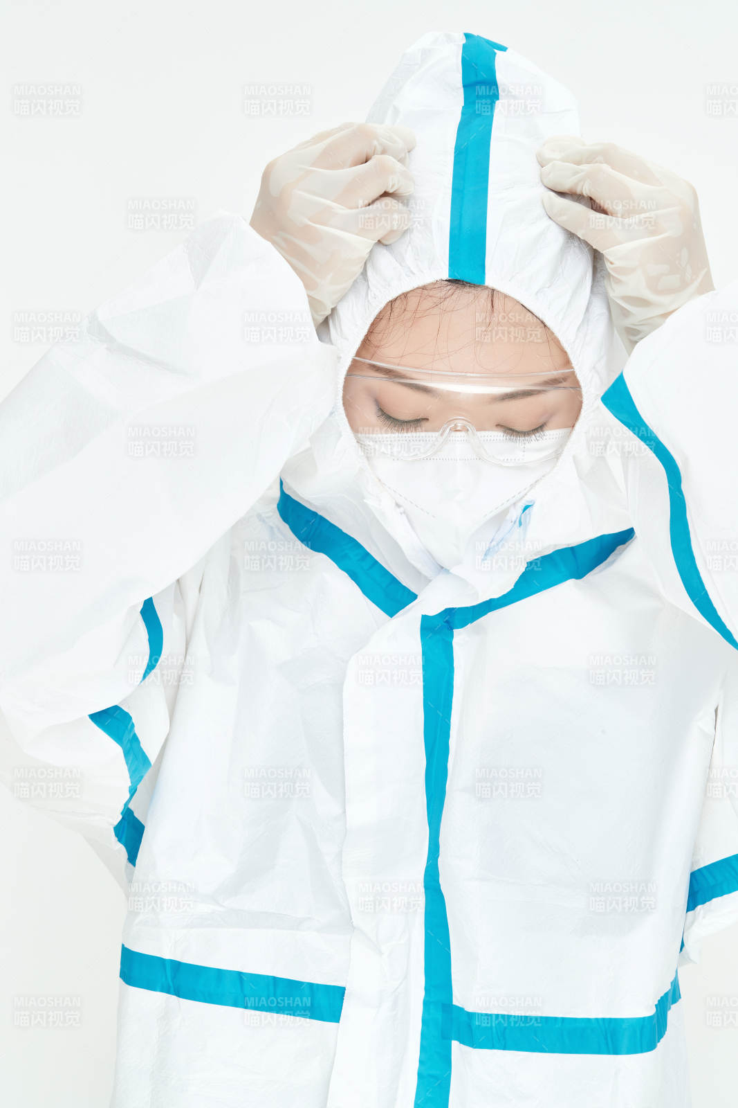 穿白色防护服佩戴护目镜口罩的女性医疗人员图片