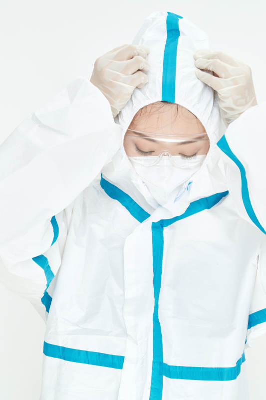 穿白色防护服佩戴护目镜口罩的女性医疗人员图片