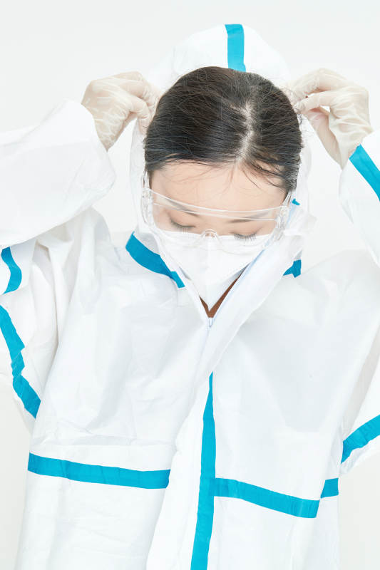 穿白色防护服佩戴护目镜口罩的女性医疗人员图片