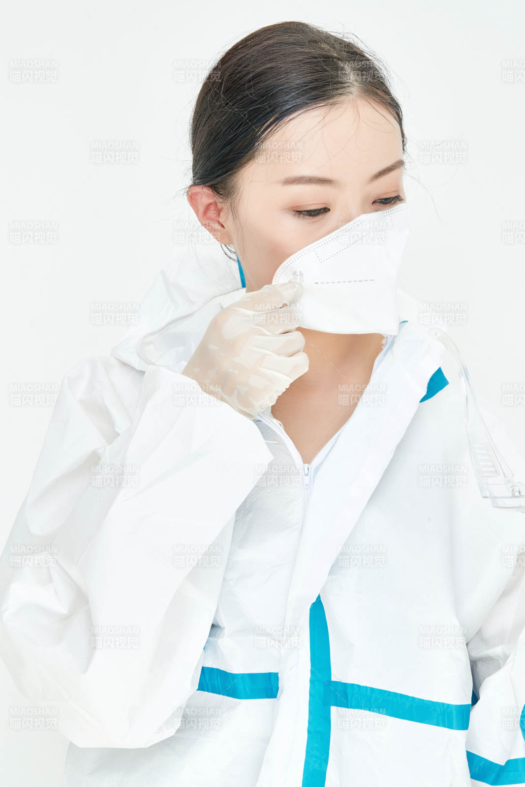 穿白色防护服佩戴护目镜口罩的女性医疗人员图片