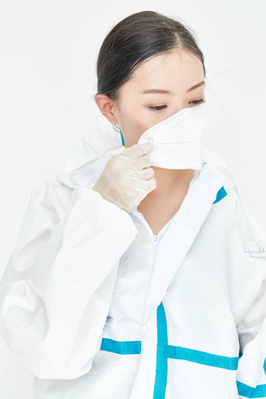 穿白色防护服佩戴护目镜口罩的女性医疗人员图片