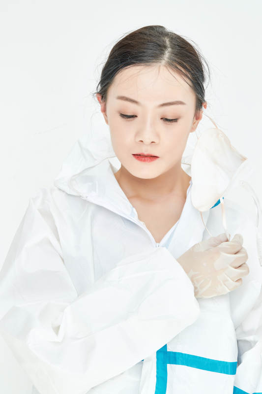 穿白色防护服佩戴护目镜口罩的女性医疗人员图片