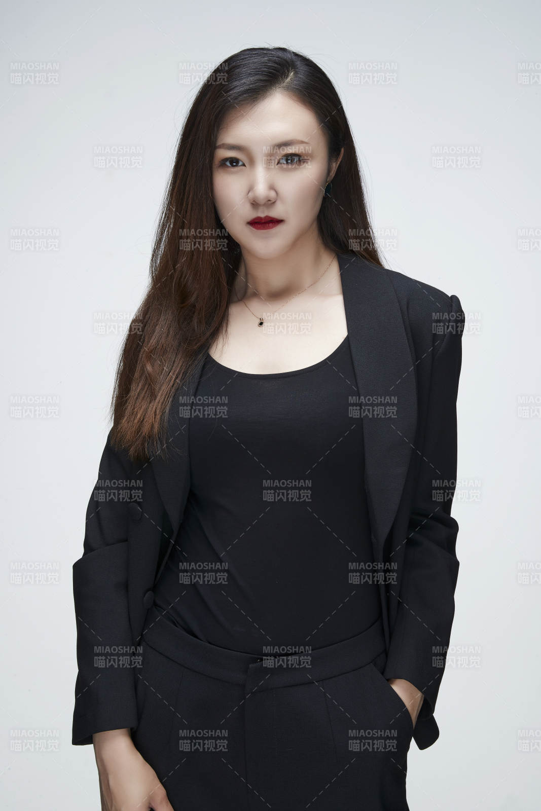 影棚拍摄白色背景亚洲年轻女性商务人像图片