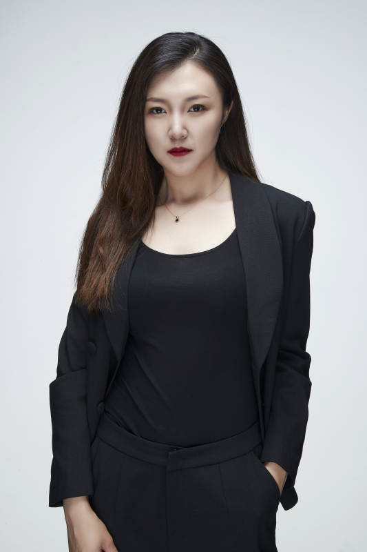 影棚拍摄白色背景亚洲年轻女性商务人像图片