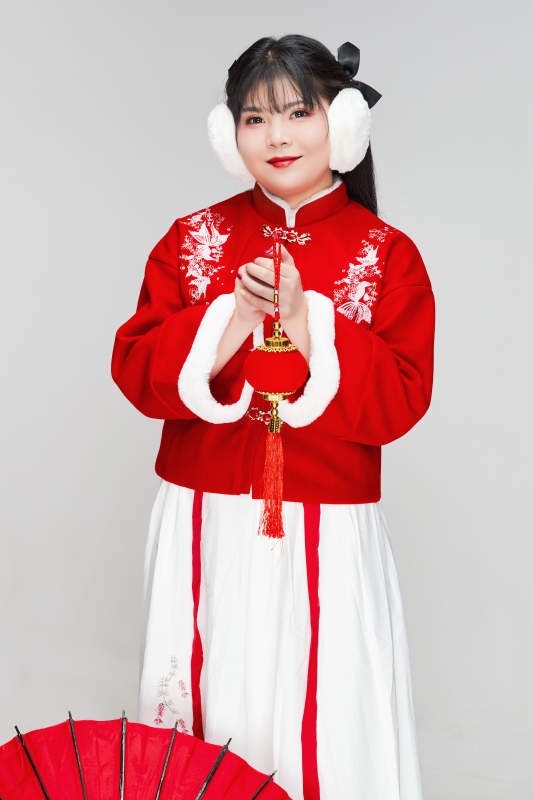 手提红灯笼身穿喜庆汉服的可爱少女图片