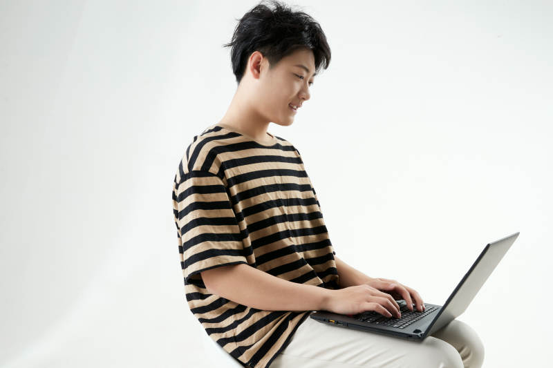 沉浸在网络恋爱世界的青年男子图片