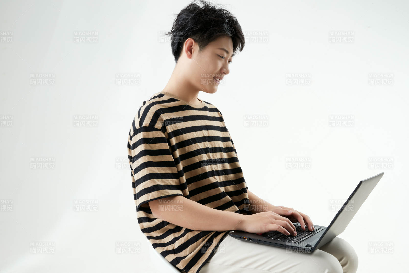 沉浸在网络恋爱世界的青年男子图片