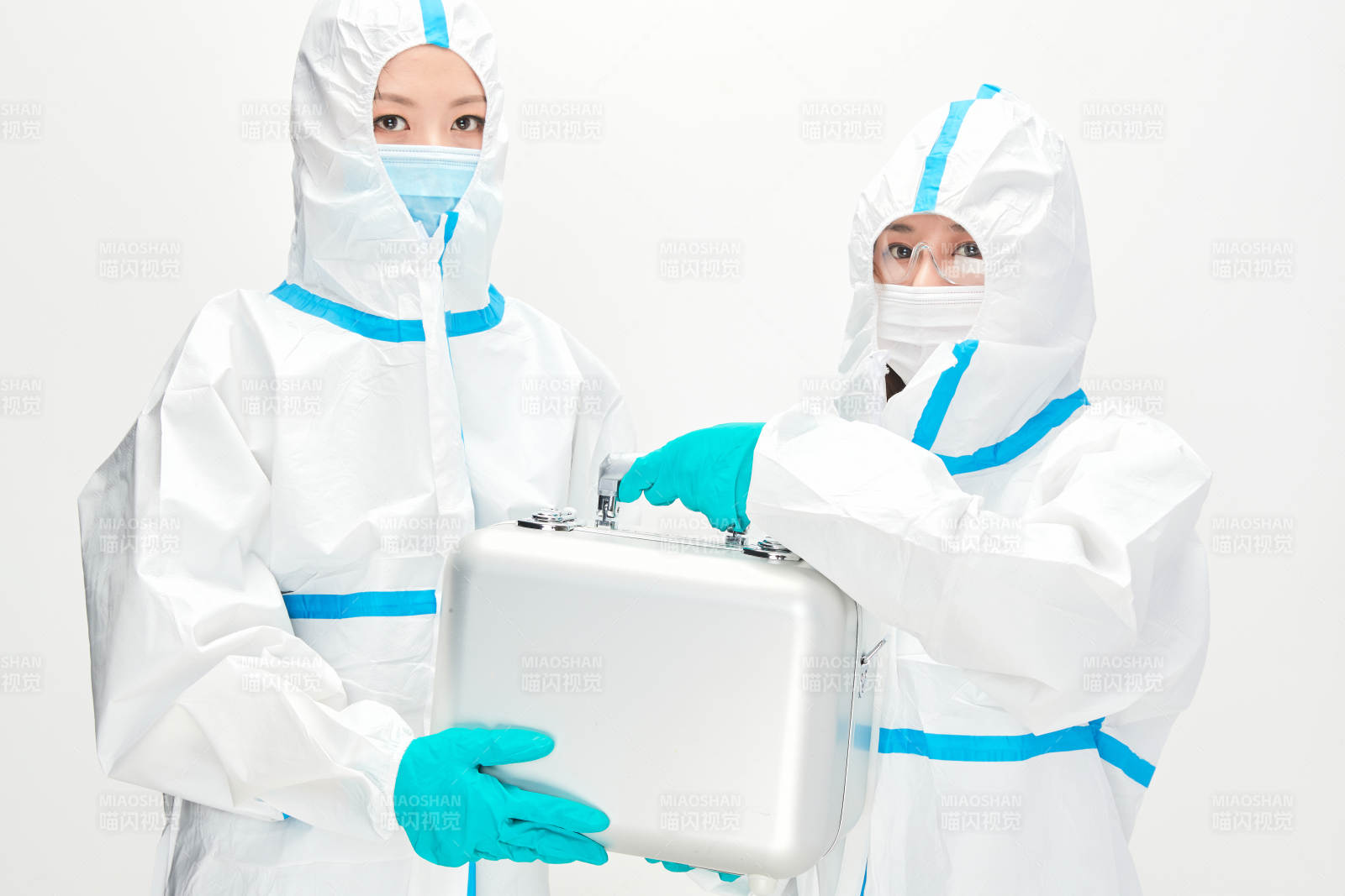 穿白色防护服佩戴护目镜口罩的防疫人员图片