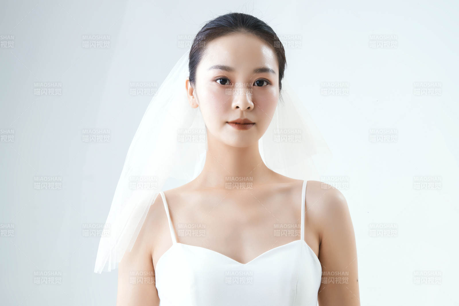 棚拍白色背景下的洁白婚纱新娘美妆图片