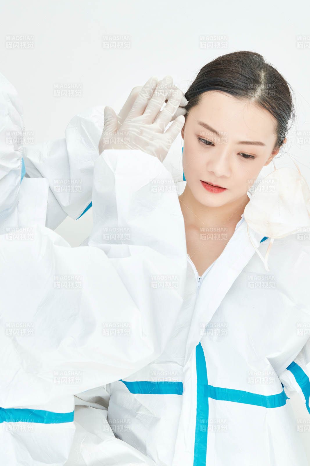 穿白色防护服佩戴护目镜口罩的女性医疗人员图片