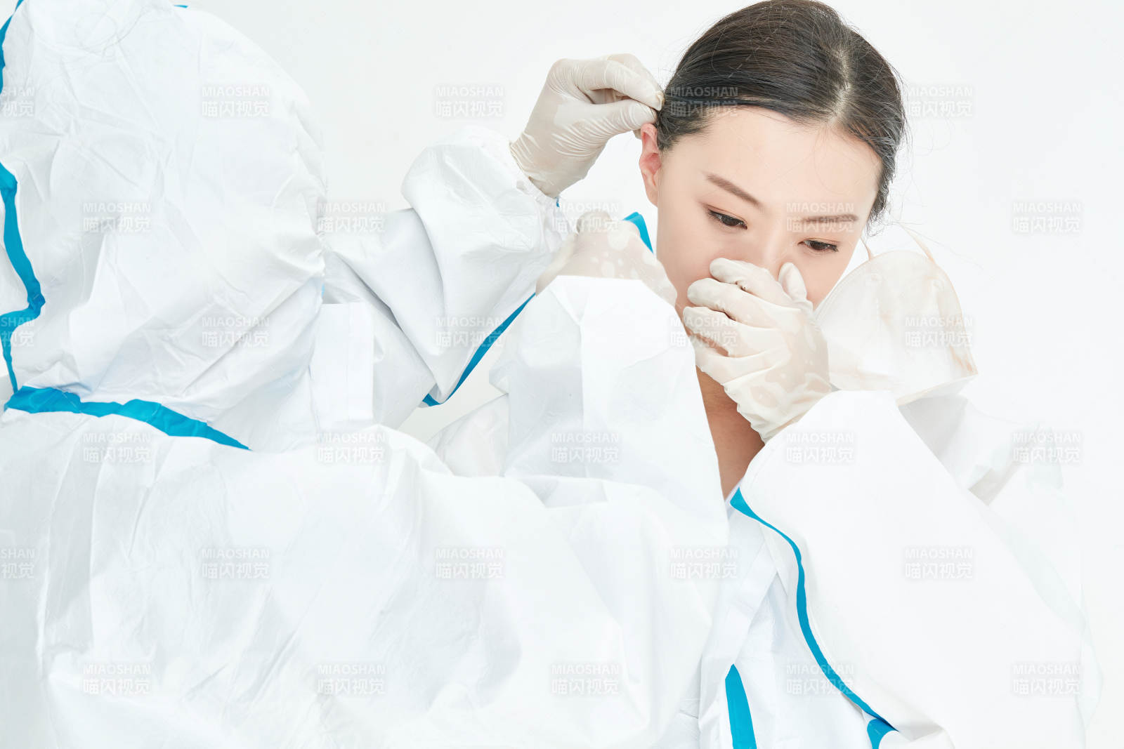 穿白色防护服佩戴护目镜口罩的女性医疗人员图片