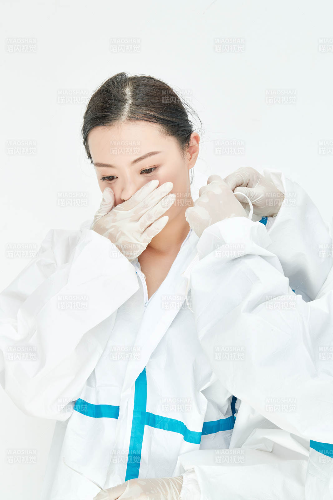 穿白色防护服佩戴护目镜口罩的女性医疗人员图片