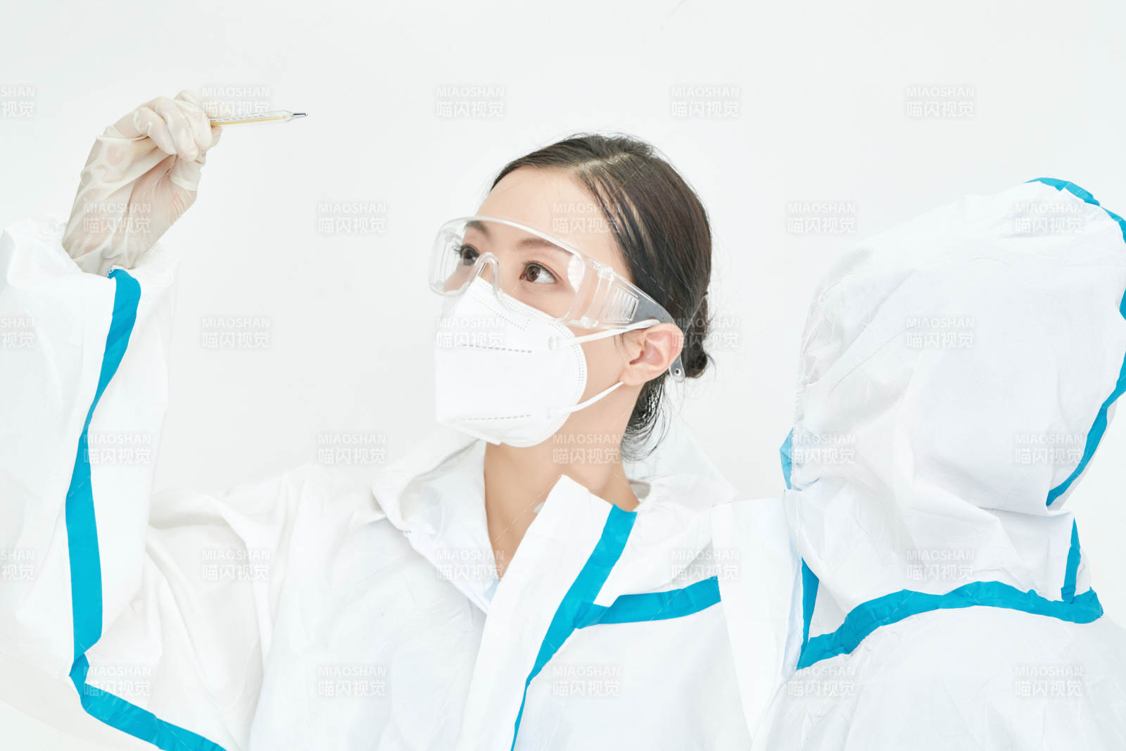 穿白色防护服佩戴护目镜口罩的女性医疗人员图片