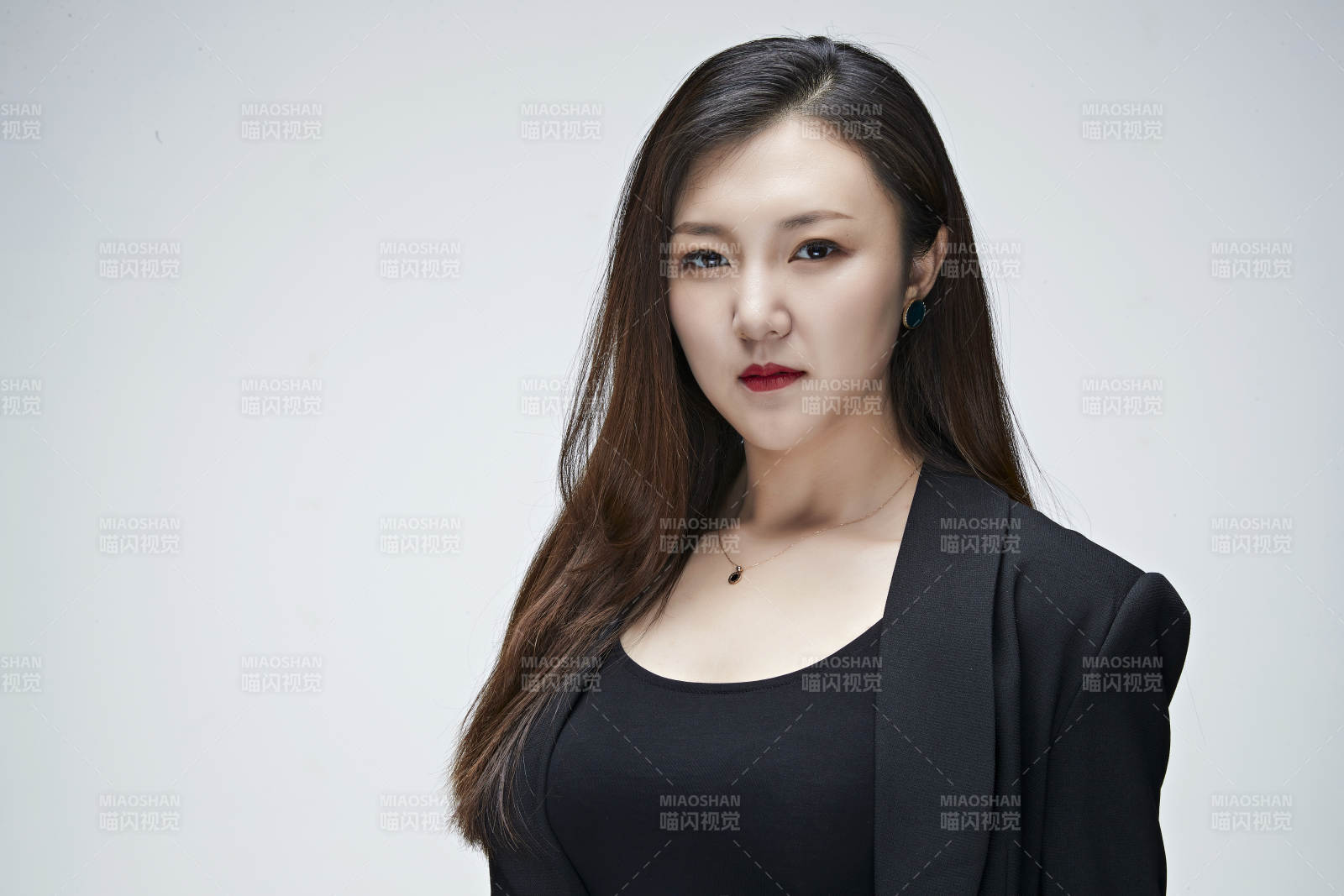 影棚拍摄白色背景亚洲年轻女性商务人像图片