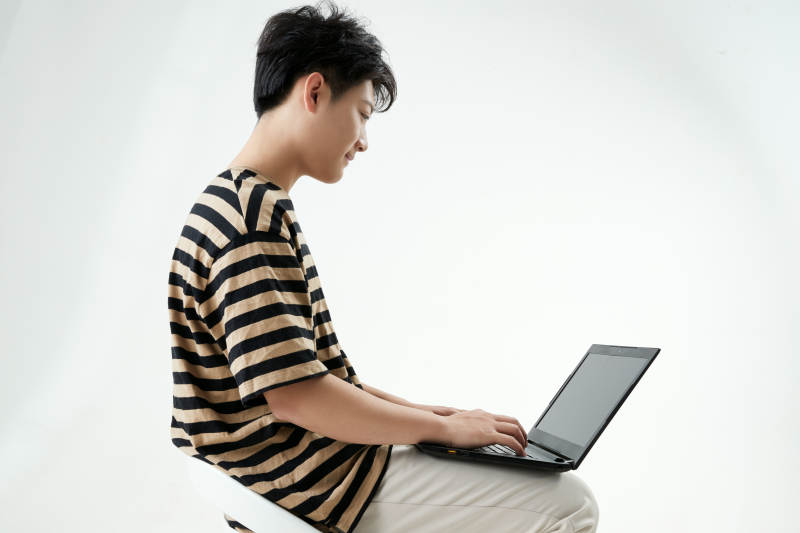 沉浸在网络恋爱世界的青年男子图片