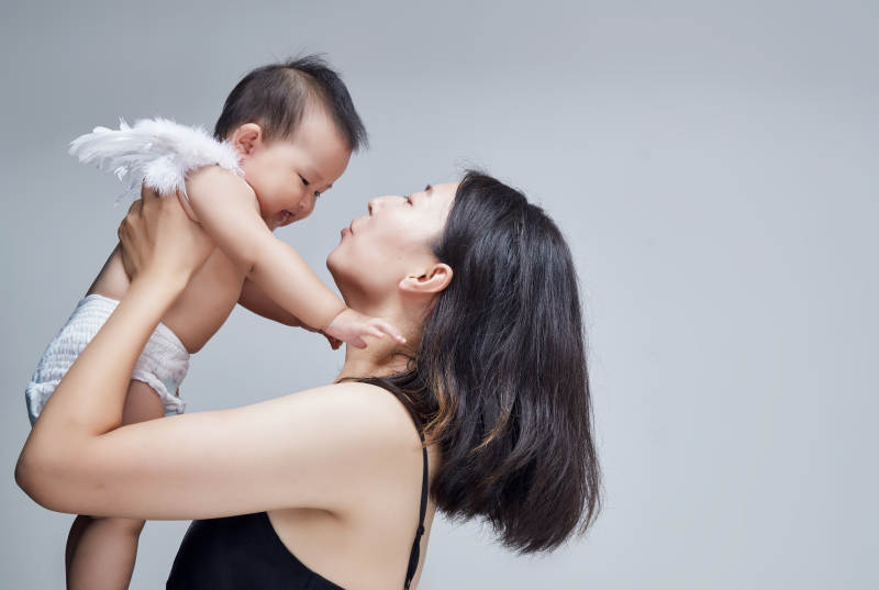 妈妈陪伴宝宝快乐的玩耍图片