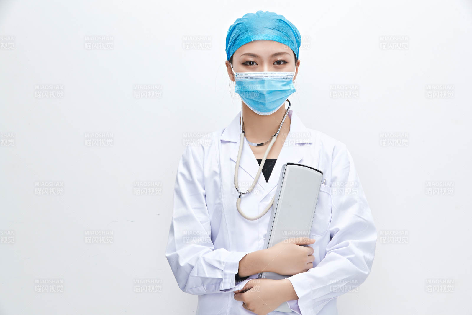 白色背景下手持血压计的门诊医生图片