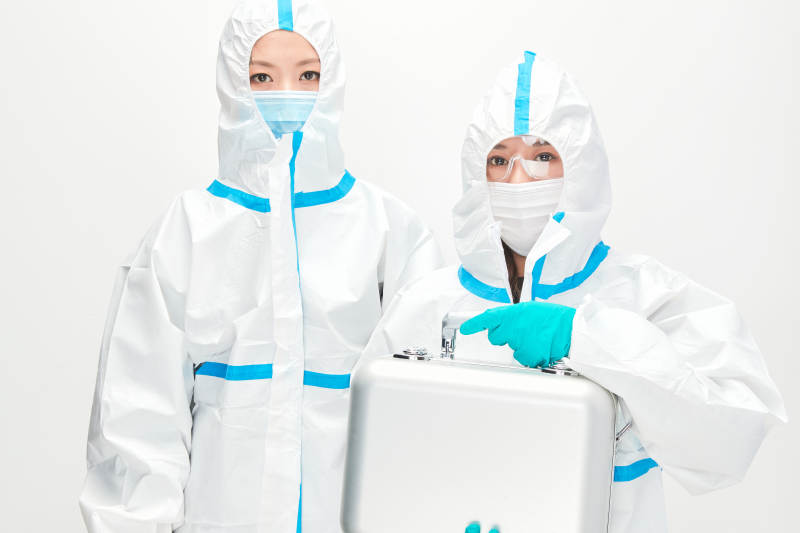 穿白色防护服佩戴护目镜口罩的防疫人员图片