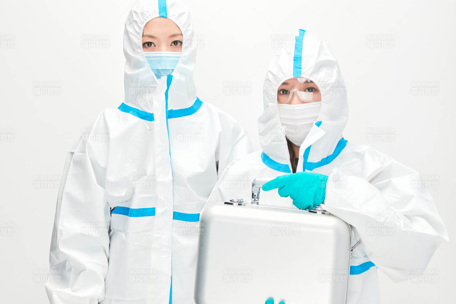 穿白色防护服佩戴护目镜口罩的防疫人员图片
