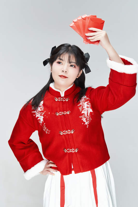 白色背景下身穿喜庆汉服手拿红包的可爱少女图片