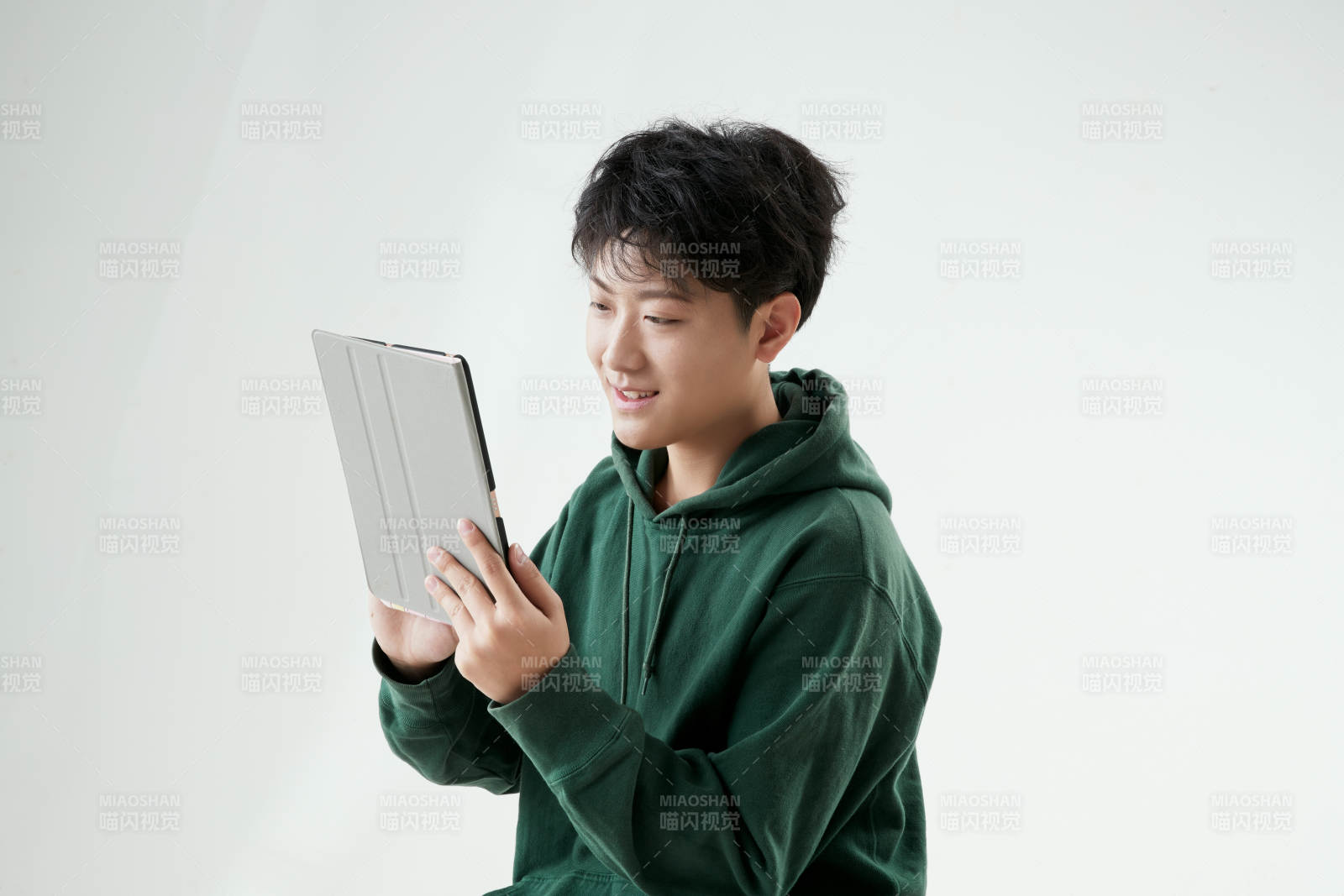 沉浸在网络恋爱世界的青年男子图片