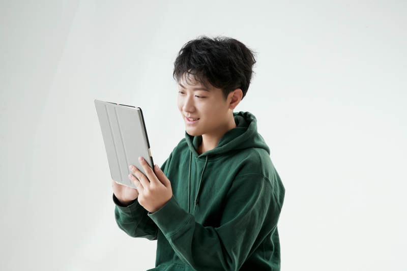 沉浸在网络恋爱世界的青年男子图片