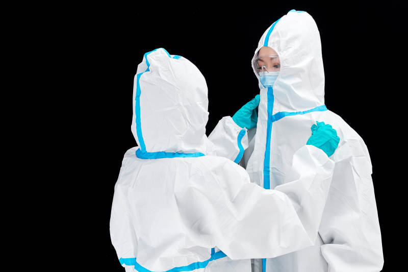 穿白色防护服佩戴护目镜口罩的防疫人员图片