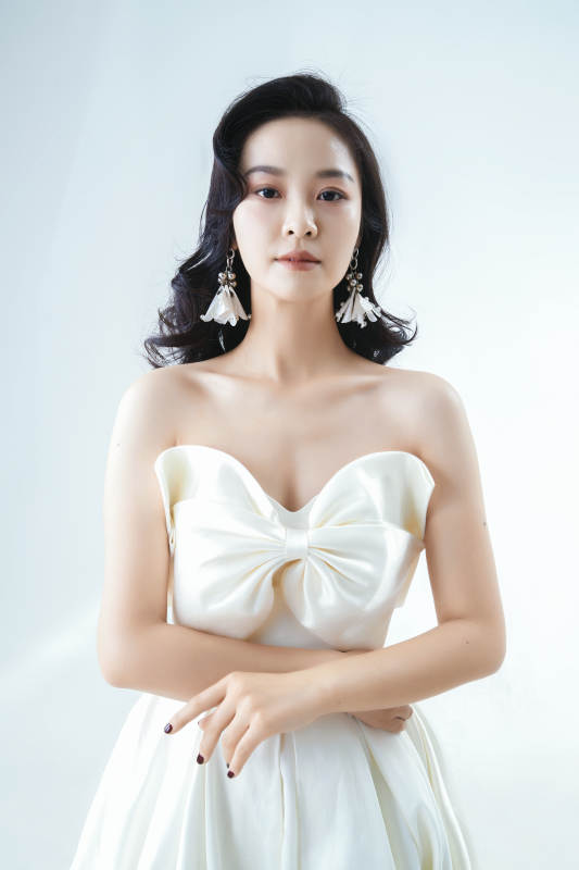 棚拍白色背景下的洁白婚纱新娘美妆图片