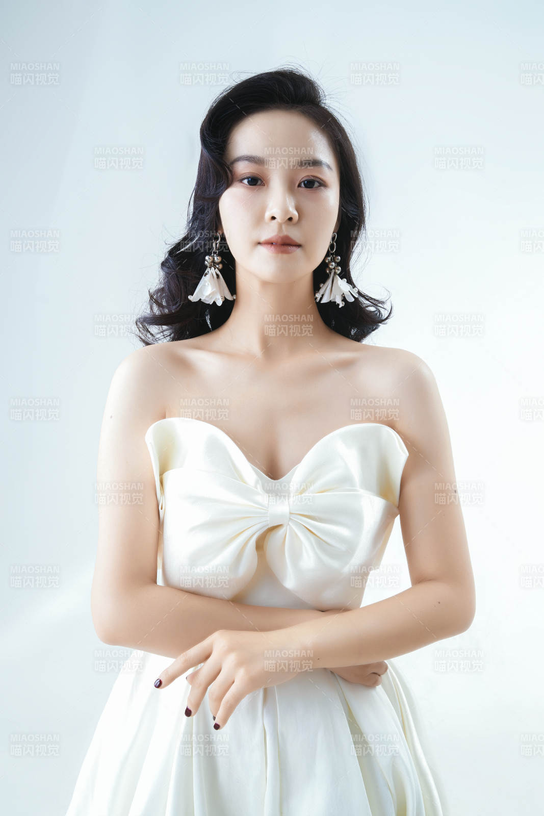 棚拍白色背景下的洁白婚纱新娘美妆图片