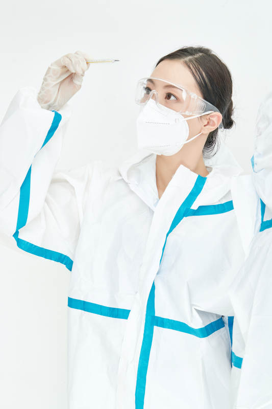 穿白色防护服佩戴护目镜口罩的女性医疗人员图片