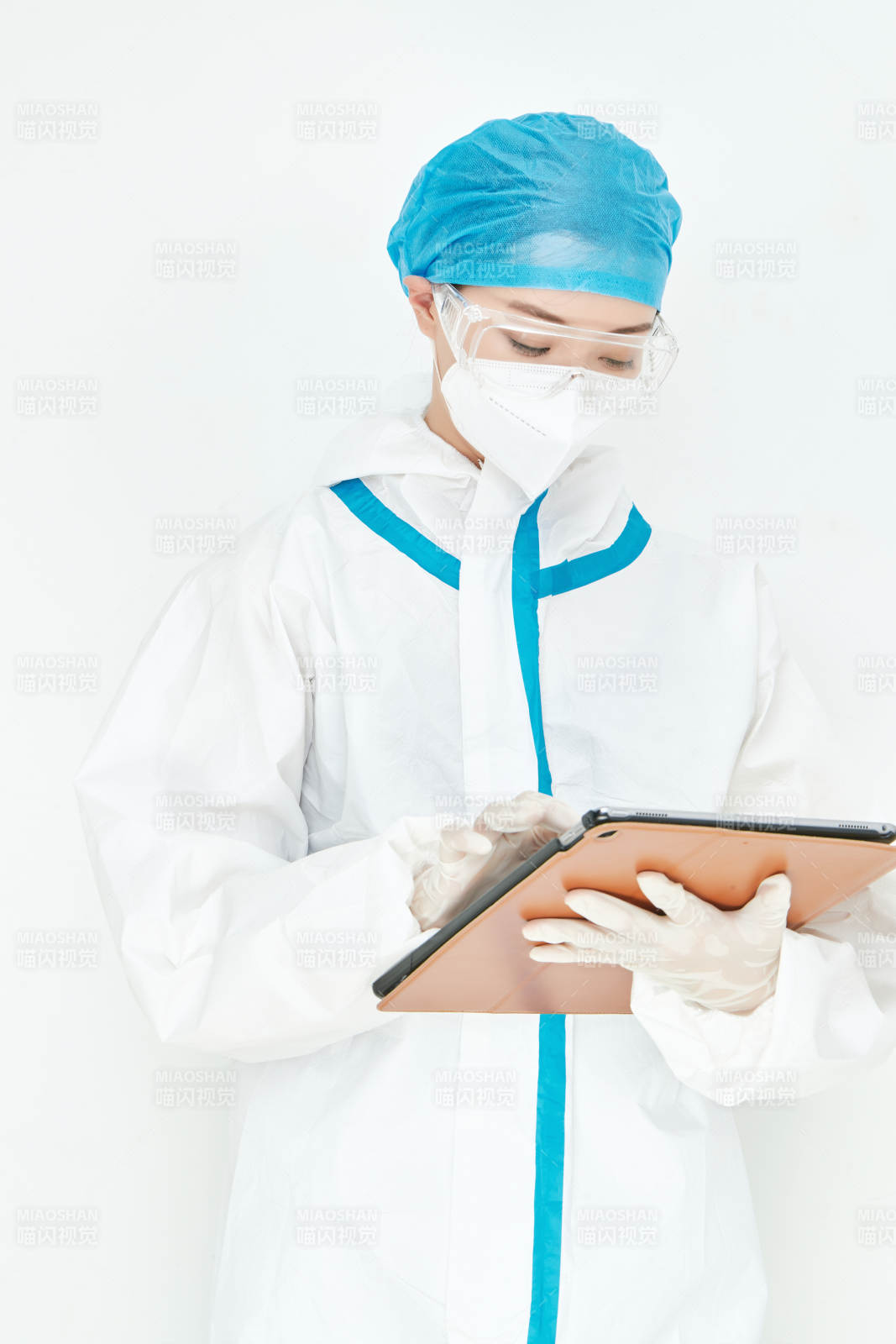 穿白色防护服佩戴护目镜口罩的女性医疗人员图片