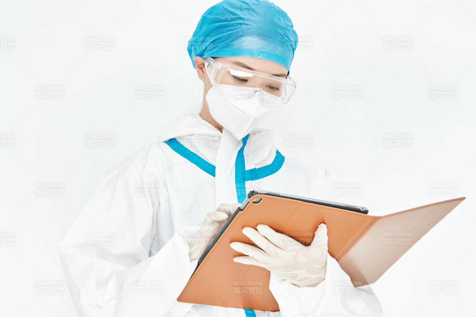 穿白色防护服佩戴护目镜口罩的女性医疗人员图片