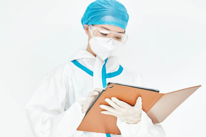 穿白色防护服佩戴护目镜口罩的女性医疗人员图片