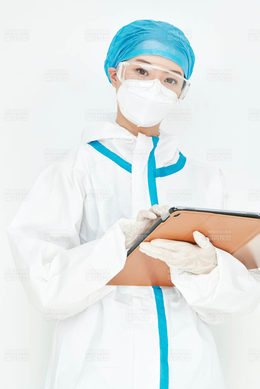 穿白色防护服佩戴护目镜口罩的女性医疗人员图片