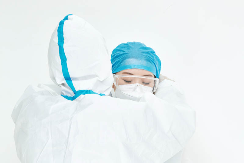 穿白色防护服佩戴护目镜口罩的女性医疗人员图片