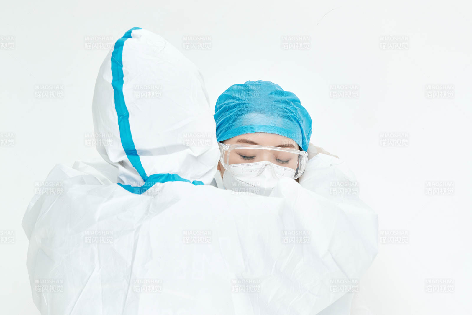 穿白色防护服佩戴护目镜口罩的女性医疗人员图片