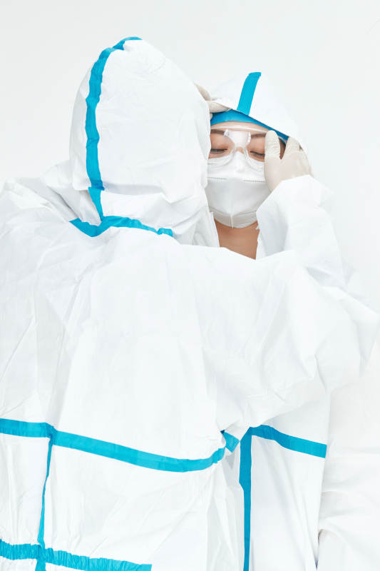 穿白色防护服佩戴护目镜口罩的女性医疗人员图片