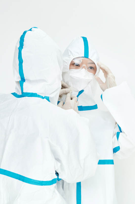 穿白色防护服佩戴护目镜口罩的女性医疗人员图片